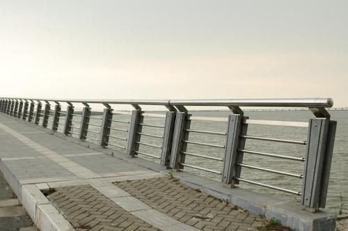 濟(jì)寧304不銹鋼復(fù)合管橋梁護(hù)欄 濟(jì)寧304不銹鋼復(fù)合管橋梁護(hù)欄